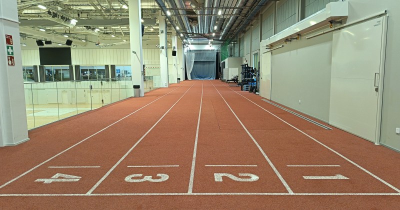 Vaakakuva yleisurheilualueen juoksusuorasta