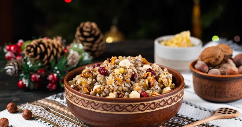 Jälkiruokakulho ja joulukoristeet pöydällä.