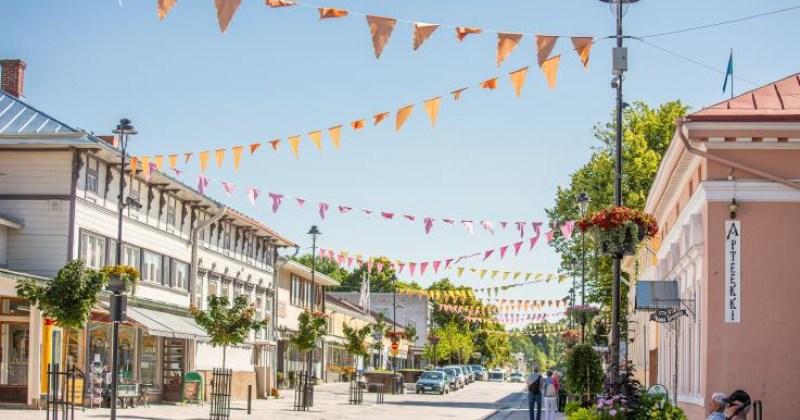 puutalokaupungin yllä liehuu viirinauha