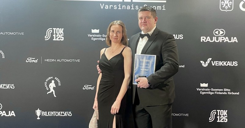 nainen ja mies palkinnon kanssa urheilugaalassa