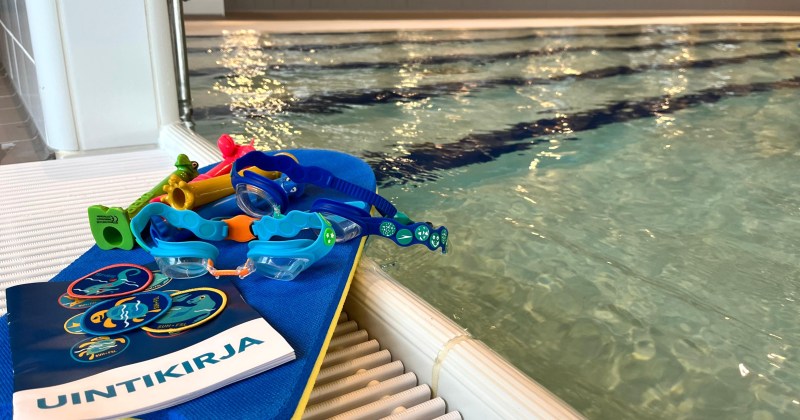 uimakouluvälineitä opetusaltaan reunalla