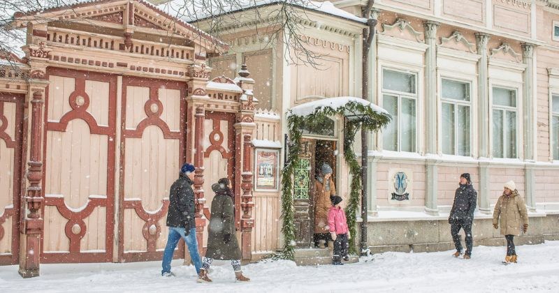 Ihmisiä uudenkaupungin keskustassa museon edustalla talvipäivänä.