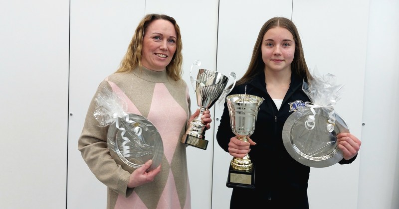 kaksi palkittua naista pokaalinen kanssa