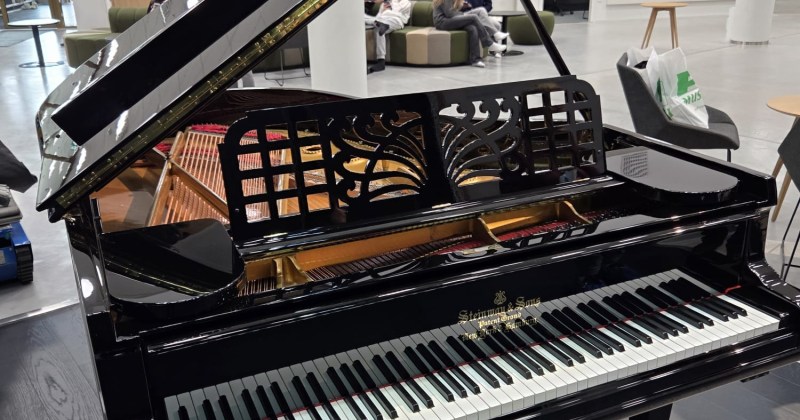 Kuvassa kansi auki oleva musta flyygeli