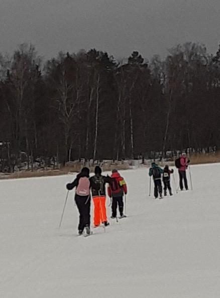 Oppilaat hiihtoretkellä.