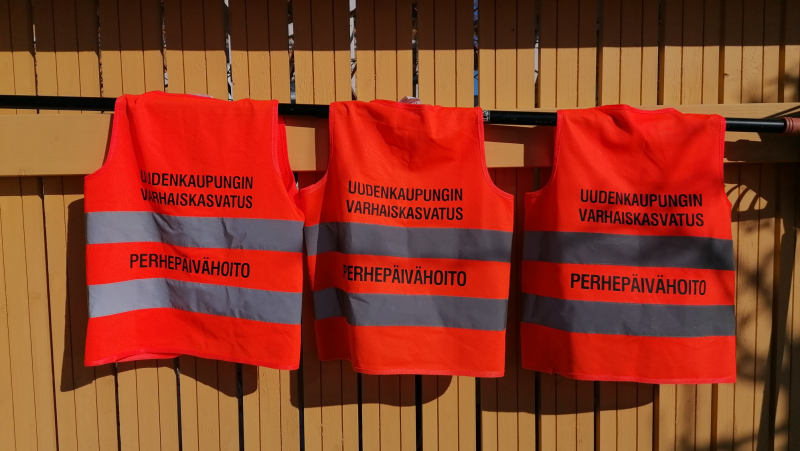 Perhepäivähoidon heijastinliivit.