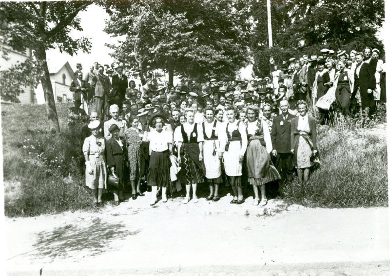Ryhmä juhlivia ihmisiä yhteislyseon 50-vuotisjuhlapäivänä 1945.