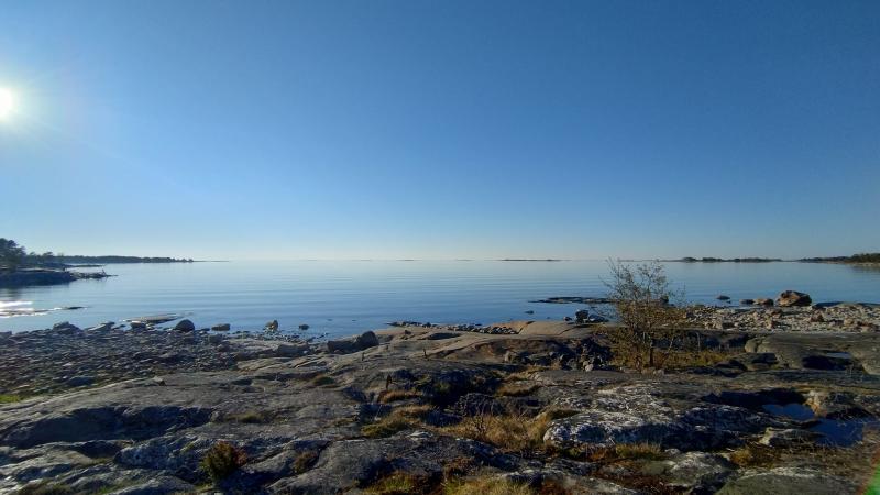 Kuva merenrannasta Uudessakaupungissa, etualalla kalliorantaa ja taustalla meri ja horisontti