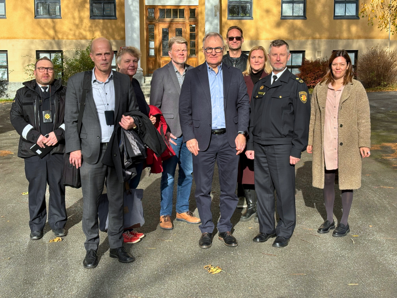 Ihmisiä virastotalo Mörnen edustalla.