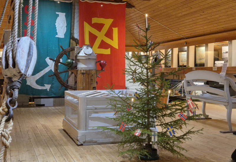 museon yläkerta, varustamolippuja, pieni joulukuusi koristeltuna.