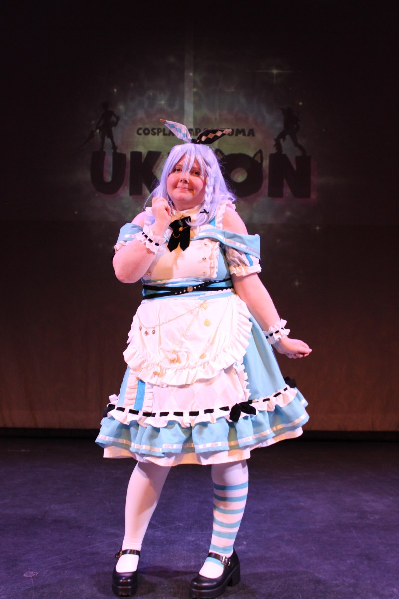 Cosplay-kilpailun tuomari ja viime vuoden kisan voittaja Vedenlapsi voittoasussaan.
